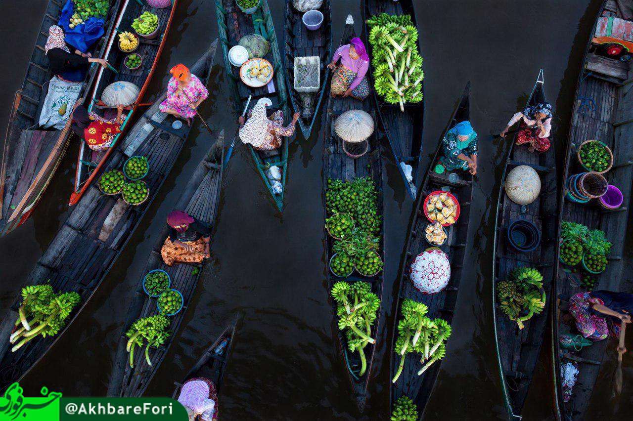 پانصد سال است بیش از صد قایق پیش از طلوع خورشید روی رودخانه مارتاپورا در اندونزی جمع می شوند و میوه، سبزیجات،کیک و گوشت می فروشند